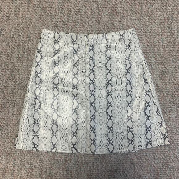 Princess Polly white snakeskin faux leather mini skirt size 0 - Picture 3 of 9
